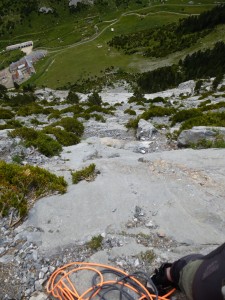 zona de la vía con repisas llenas de pequeñas piedras.